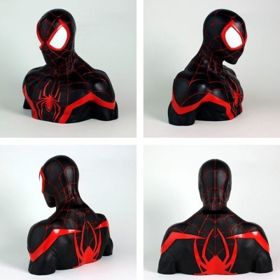 Busto de super-herói preto e vermelho com aranha em quatro ângulos