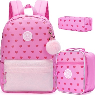 Conjunto rosa de mochila, estojo e lancheira com corações vermelhos e detalhe de pompom