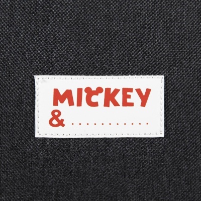 Etiqueta branca com texto vermelho MICKEY & .......... em tecido preto