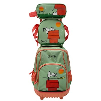 Mochila, lancheira e estojo Snoopy verdes com detalhes cor de coral e ilustrações do Snoopy.