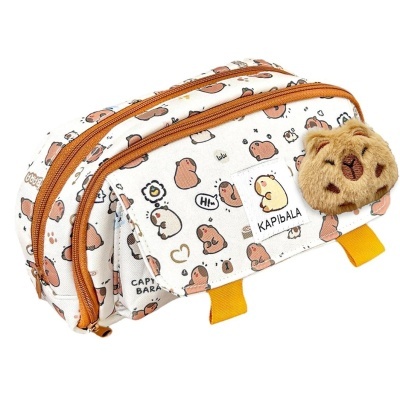 Estojo escolar branco com padrão de capivaras e pendente peludo castanho