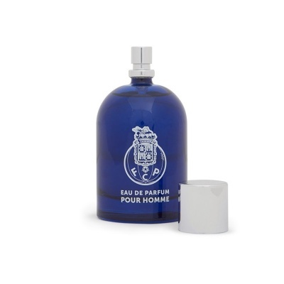 Frasco azul escuro de perfume masculino com tampa branca removida
