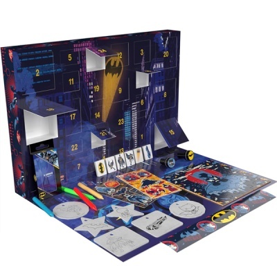 Calendário do advento Batman com portas numeradas, marcadores coloridos e artigos para colorir.