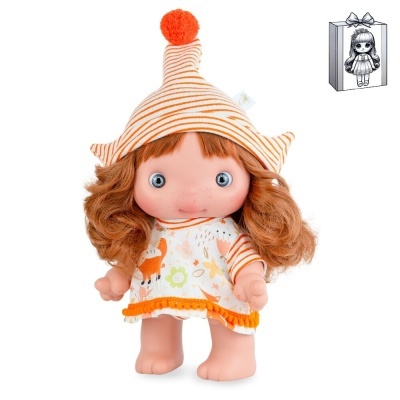 Boneca de vinil com vestido estampado e gorro riscado com pompom