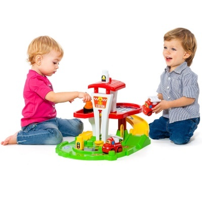 Crianças a brincar com parque de estacionamento de brinquedo colorido