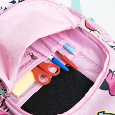 Interior de mochila rosa com material escolar organizado