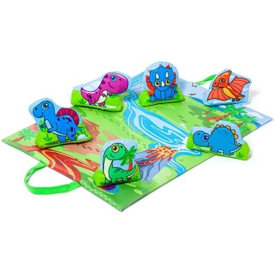 Conjunto de figuras de dinossauros de tecido coloridos sobre suporte impresso com cenário