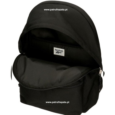 mochila preta aberta Reebok com detalhe do logótipo e website