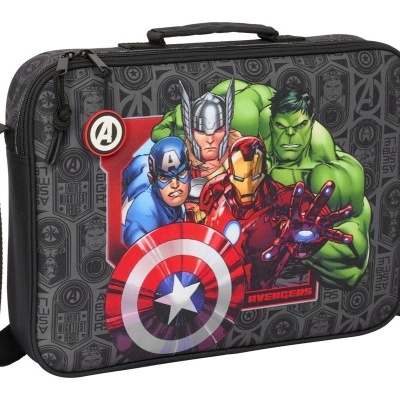 Mala preta com alça e imagem colorida dos Avengers