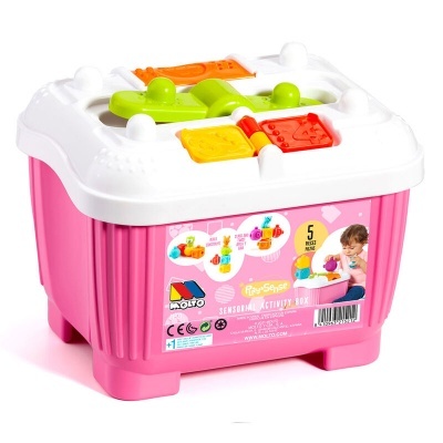 Caixa de atividade sensorial rosa com tampo branco e brinquedos coloridos