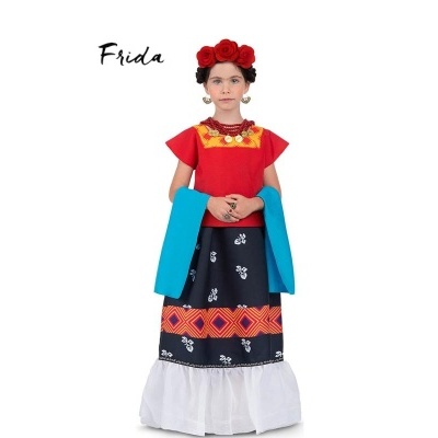 Criança com traje tradicional estilo Frida com blusa vermelha, saia azul com estampas, e coroa de rosas vermelhas