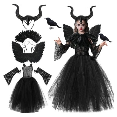 Fantasia infantil preta com vestido de tule, asas e tiara com chifres