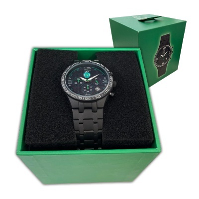 Relógio preto com detalhes verdes em embalagem verde