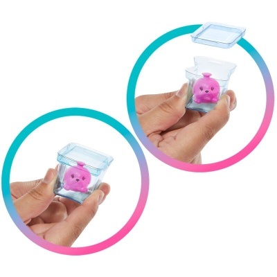 Figura rosa pequena dentro de recipiente plástico transparente sendo aberta por uma mão