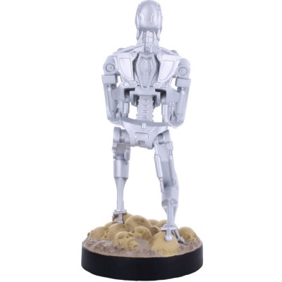 Figura robótica prateada em base com caveiras