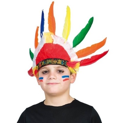 Cocar infantil colorido com penas usadas por criança com pintura facial