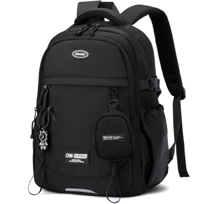 Mochila preta com alças almofadadas e vários bolsos, incluindo uma bolsa pequena removível e chaveiro