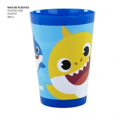 Vaso de plástico azul com desenhos de tubarões amarelo e azul