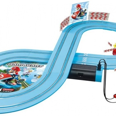 Pista de corrida azul em forma de oito com gráficos e acessórios de Mario Kart