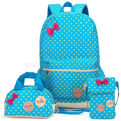 Mochila azul com bolinhas amarelas e três acessórios combinando com laços cor-de-rosa