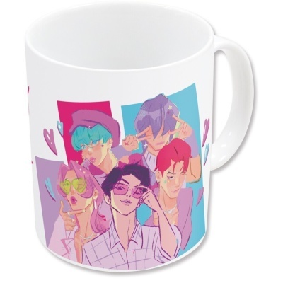 Caneca branca com desenho colorido de cinco jovens estilizados