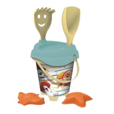 Conjunto infantil de brinquedos de praia com balde, garfo, concha e formas de areia em amarelo, azul e laranja.