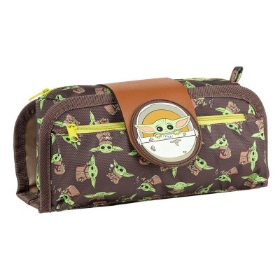 Estojo escolar castanho com padrão Baby Yoda e fecho amarelo