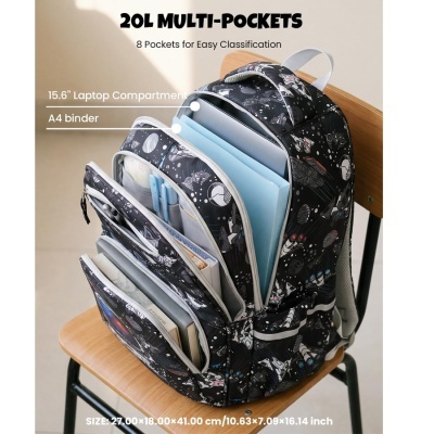 Mochila escolar preta com padrão espacial e múltiplos bolsos