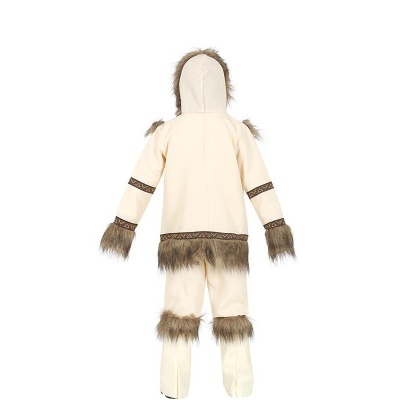 Fato branco com franjas de pêlo castanho e capuz