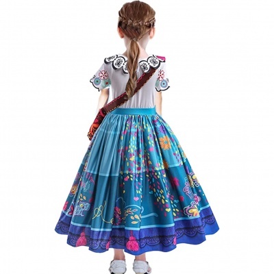 Vestido comprido azul e branco com padrão floral vistoso e bordados em menina vista de costas