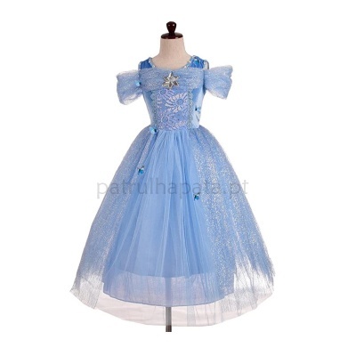 Vestido azul claro com detalhes brilhantes para criança em manequim