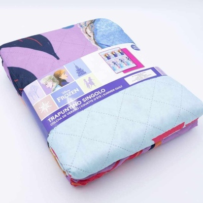 Edredão singolo Disney Frozen com cores azul, rosa e roxo e etiqueta na embalagem