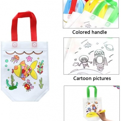 Saco de tecido branco com pega vermelha e desenho colorido de peixe e plantas aquáticas