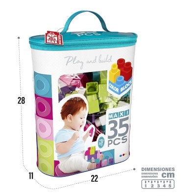 Saco com blocos de construir coloridos e criança a brincar