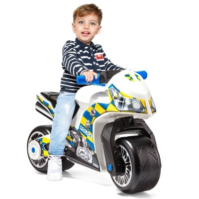 Motociclo elétrico infantil decorado com padrão de polícia e criança sentada