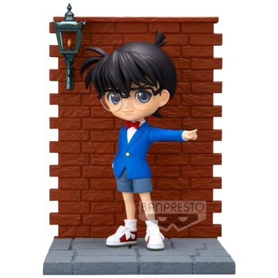 Figura de personagem com blazer azul e óculos em base com parede de tijolos e candeeiro