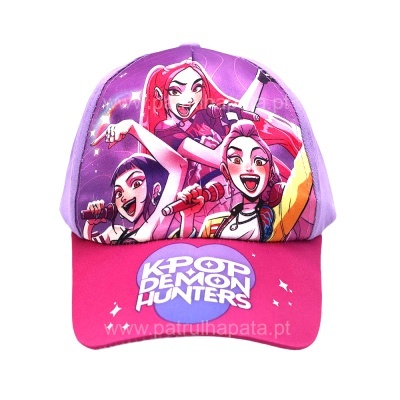 Boné roxo e rosa com personagens animadas e texto K-POP DEMON HUNTERS