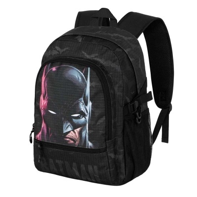 Mochila preta com imagem do Batman na frente