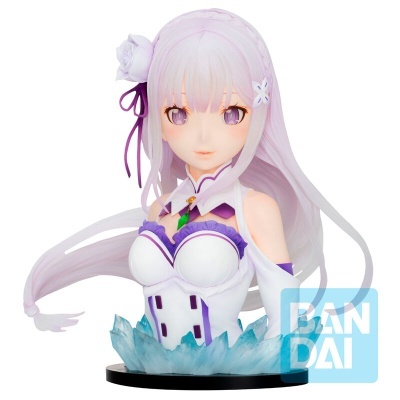 Figura Bust de personagem feminina com cabelo lilás em base preta com cristais azuis e logo BANDAI