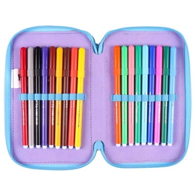 Estojo aberto com lápis de cor dentro, organizados em duas filas, com capa roxa interior e elásticos azuis.