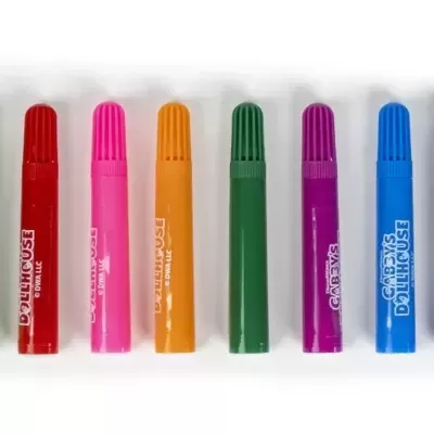 Oito marcadores coloridos alinhados sobre fundo branco