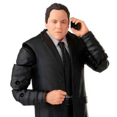 Figura de ação de homem de fato preto a falar ao telefone