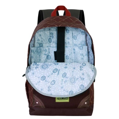 Mochila castanha Hogwarts Legacy aberta mostrando interior com padrão azul