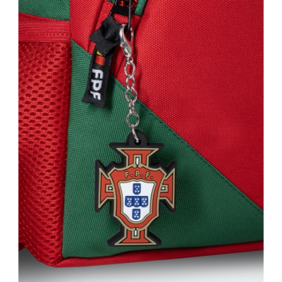 Bolsa vermelha e verde com porta-chaves da Cruz de Cristo e escudo de Portugal
