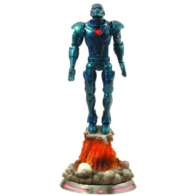 Figura robô azul metálico em pose de voo sobre base com fogo e fumaça