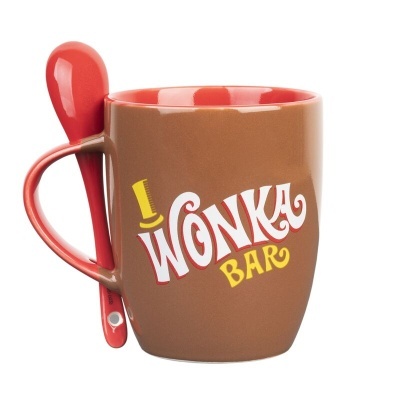 Caneca castanha com colher vermelha e texto Wonka Bar