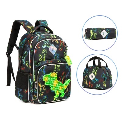 Conjunto mochila, estojo e bolsa térmica com padrão dinossauros coloridos e aplique silicone em forma de dinossauro