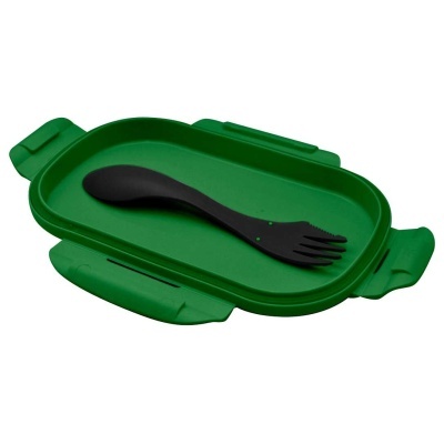 Tabuleiro verde com colher-garfro preta sobre fundo branco