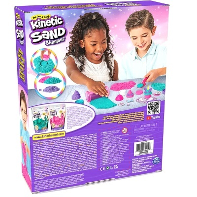 Embalagem de Kinetic Sand Shimmer com crianças a brincar com areia colorida