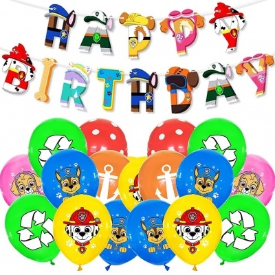 Conjunto de decoração de aniversário com balões coloridos e letras formando HAPPY BIRTHDAY